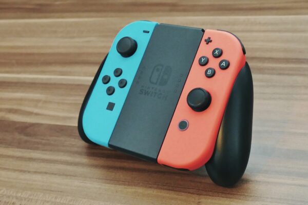 スイッチのコントローラーを充電しながら遊ぶ4つの方法 Joy Conやプロコンを常時接続して遊ぼう