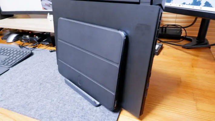 ノートPCスタンドに分厚いゲーミングPCとタブレットを挿している