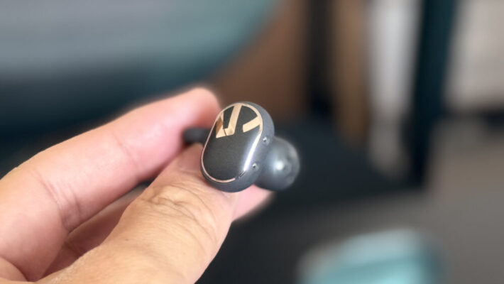 充電ケースとイヤホン本体の写真、40時間再生対応