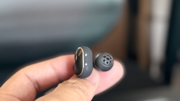 充電ケースとイヤホン本体の写真、40時間再生対応