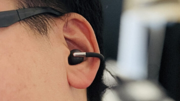 SOUNDPEATS Clip1 イヤーカフ イヤホンを装着した横顔、メガネと干渉していない様子