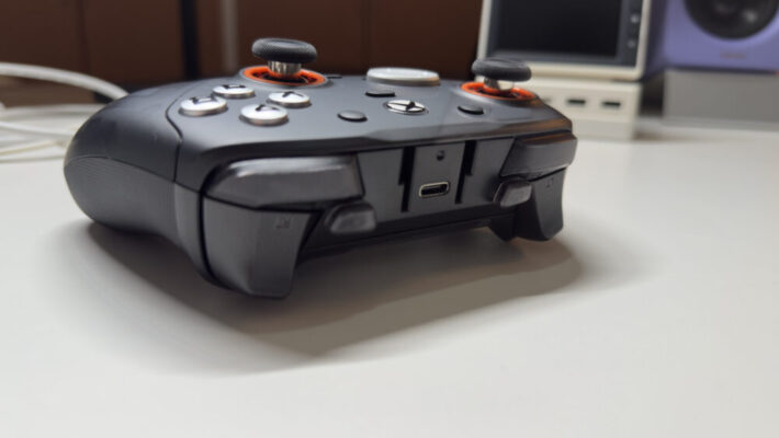 GameSir G7 Pro ZZZ 斜め後方(ポート/上面)