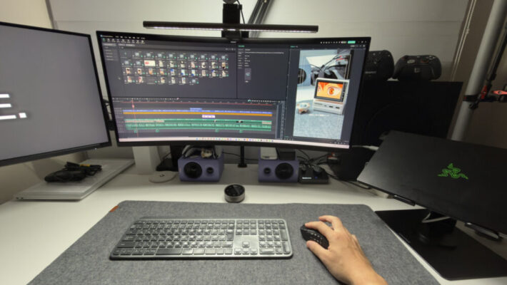 動画編集の画面　ライトで手元と背面だけが照らされている