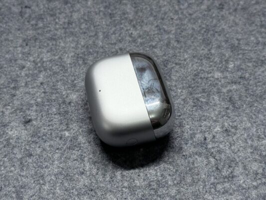 ケースのふたに指紋が目立つ