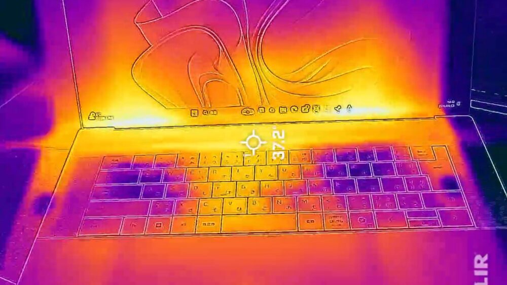 Dell 16 Premiumのサーモカメラ画像。高負荷時でキーボード面の最高温度37.2℃