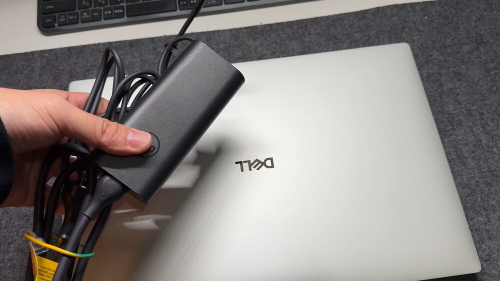 Dell 16 Premiumの天板にType-Cアダプターを載せたサイズ比較写真