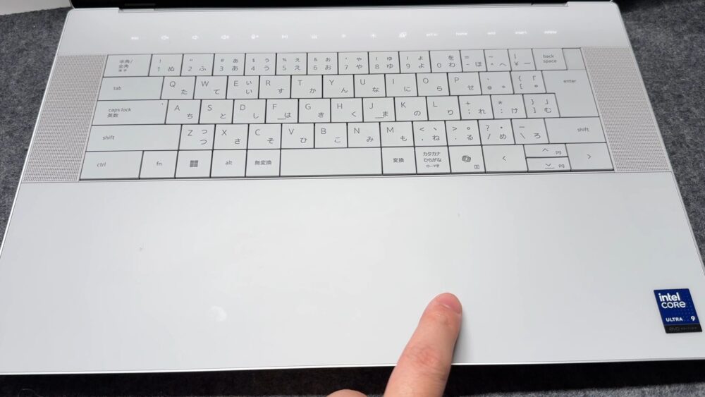 Dell 16 Premiumのシームレスタッチパッド。パームレストとの境目が見えない