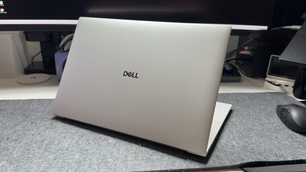 Dell 16 Premiumの天板。プラチナカラーのアルミボディにDELLロゴ。ゲーミングノートには見えないデザイン