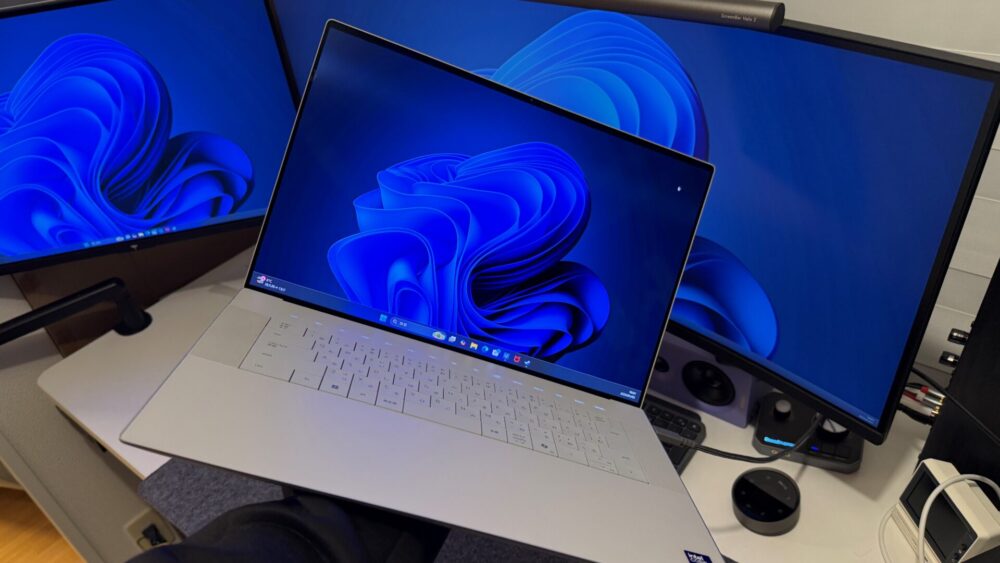 Dell 16 Premiumを外部モニターと並べた環境。4K OLEDの発色の良さが分かる