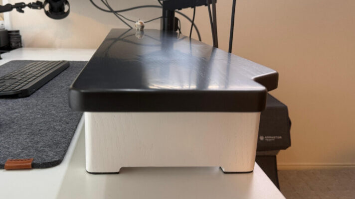 切り抜きがあるのでデスクの端までシェルフをよせれる