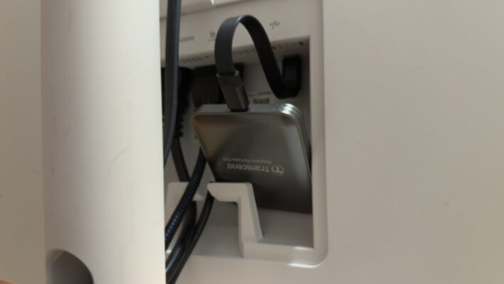 背面ポートもSSD接続可能