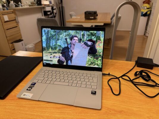 ASUS ExpertBook Ultra OLED映像前面