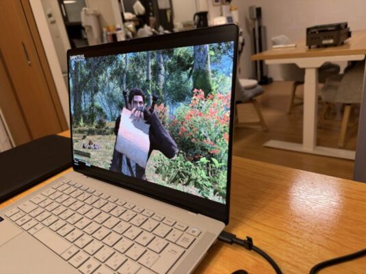 ASUS ExpertBook Ultra OLED映像側面