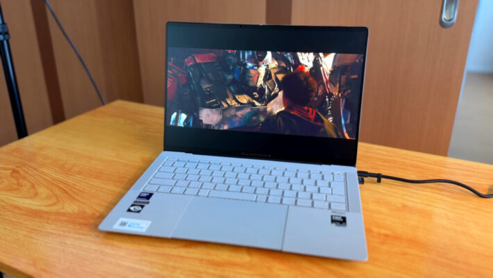ASUS ExpertBook Ultra OLED映像映画面