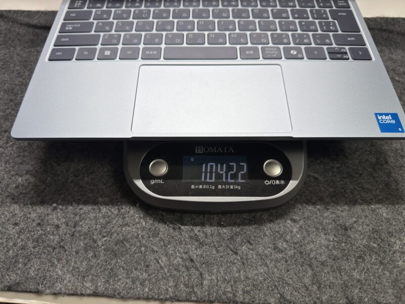 キッチンスケールで本体を量ると1042.2g