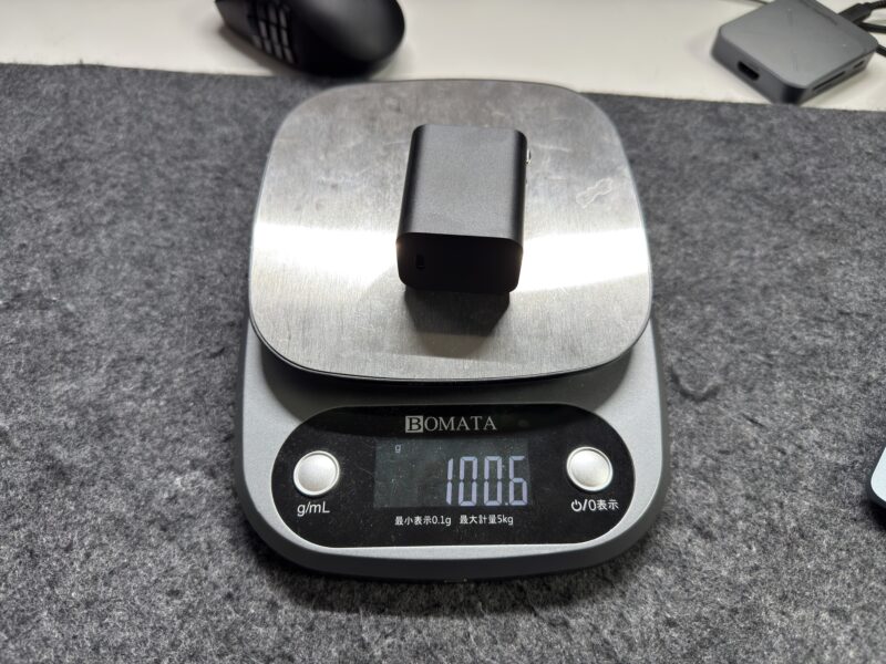 65W ACアダプター単体は100.6g