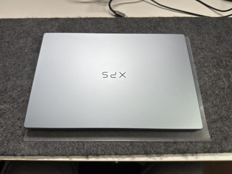 Dell XPS 13（DX13260）スカイの天板