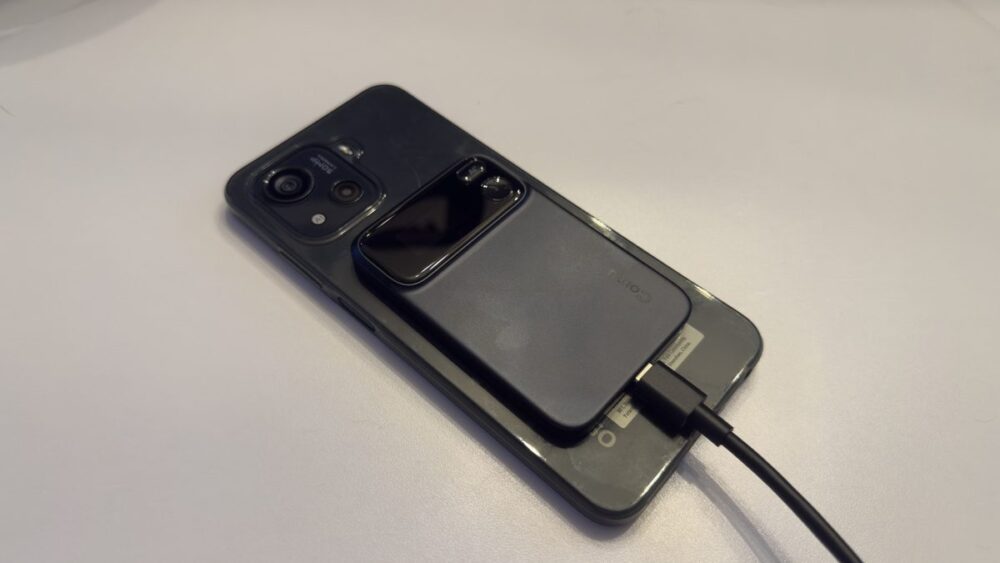 スマホ背面にマグネットで装着したComu Action ProにUSB-Cケーブルを挿して充電している様子