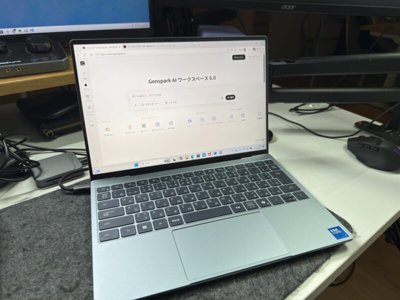 机の上で使っているDell XPS 13（DX13260）スカイ