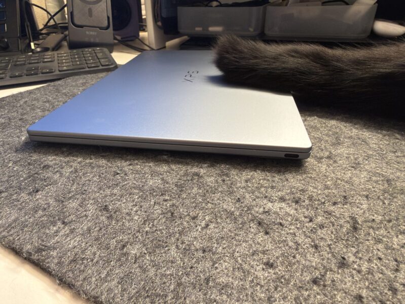 閉じた状態のXPS 13（DX13260）の側面