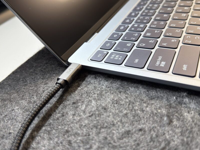 左側のUSB-Cにケーブルを挿したところ
