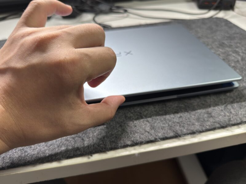 片手で天板を持ち上げているところ